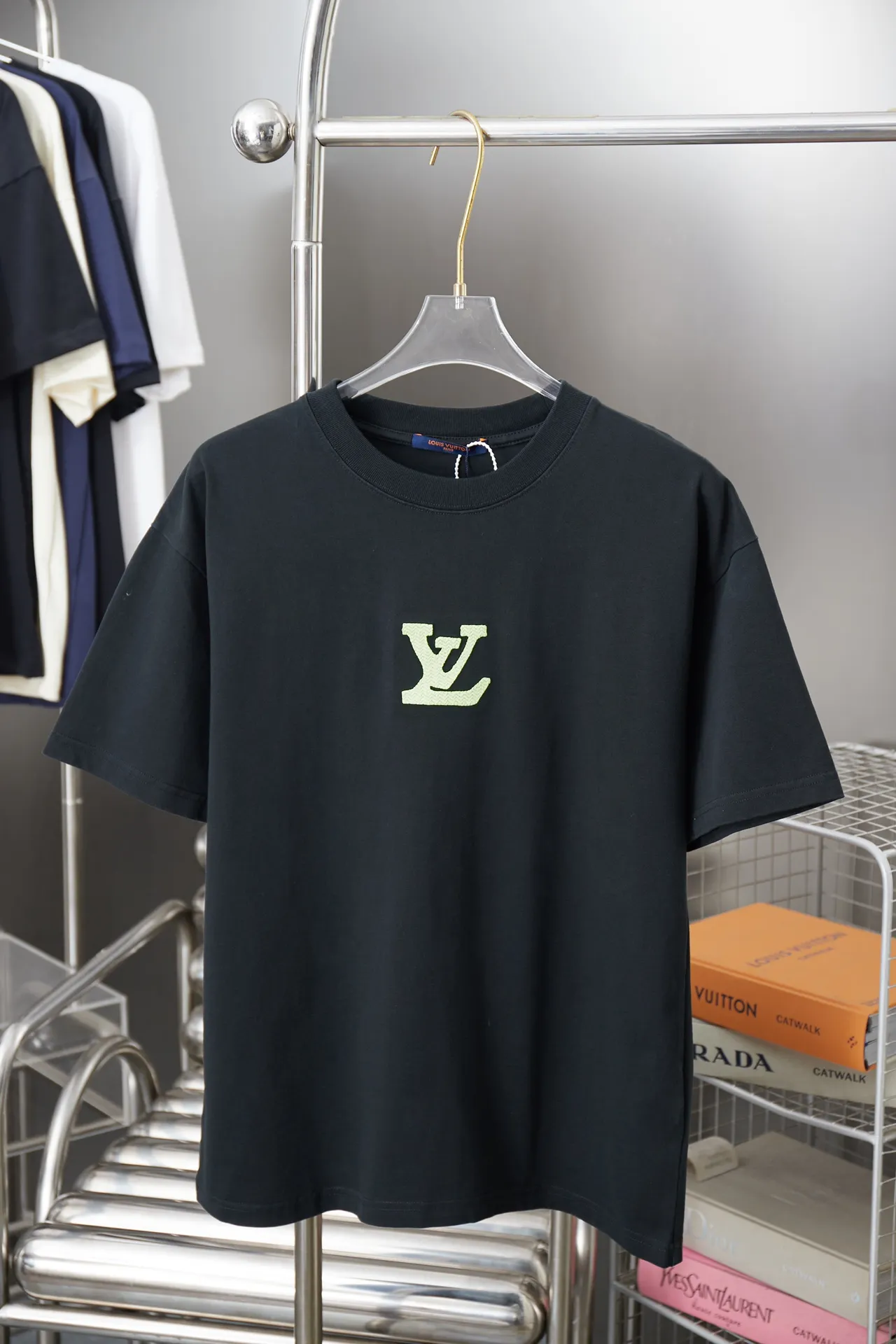 🅿️190 1V 25SS early spring new style embroidered LV letter short sleeves light luxury essential item for daily commuting for men and women Correct version Welcome to compare Detailed features · 320g 100% pure cotton double yarn jersey fabric · Special thickened 32 pieces of double-strand 1X1 thread in the same vat · Imported Tajima machine hollow show embroidery LV letter craft. Ready-made clothes are washed to make the embroidery softer · Double-needle stitching and cross-seam technology · Original main mark, washed tag, brand moisture-proof paper packaging Color: black/white/grey Size: S/M/L/XL